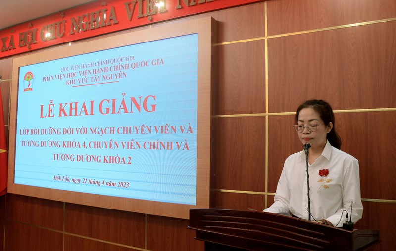 ThS. Lê Kim Loan - Phó trưởng phòng Quản lý đào tạo, bồi dưỡng công bố các Quyết định mở lớp