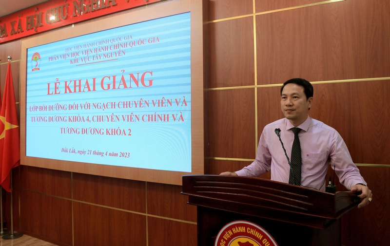 TS. Thiều Huy Thuật - Phó Giám đốc Phân viện HVHCQG KV Tây Nguyên phát biểu khai giảng lớp học.