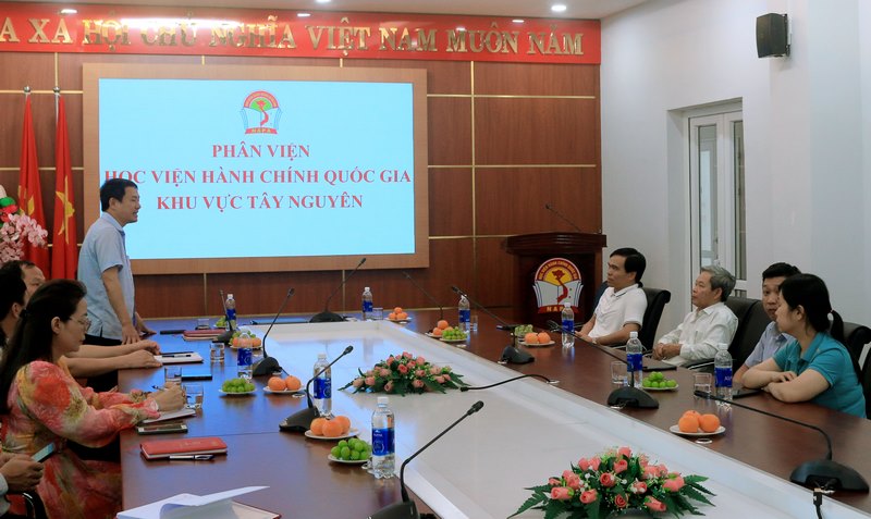 TS. Thiều Huy Thuật - Phó Giám đốc phụ trách Phân viện HVHCQG KV Tây Nguyên phát biểu tại buổi làm việc