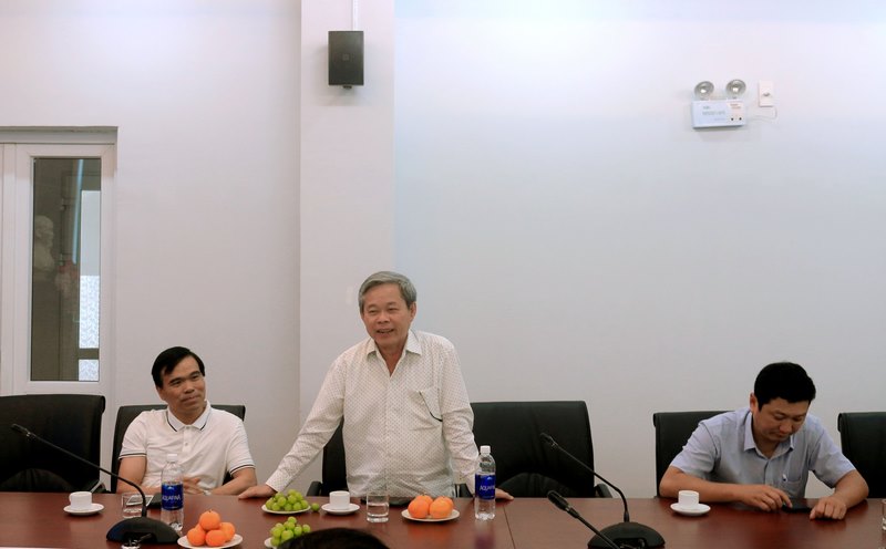 Đồng chí Nguyễn Đình Cầu - Phó Chánh Văn phòng Ủy ban nhân dân tỉnh Kon Tum phát biểu tại buổi làm việc.