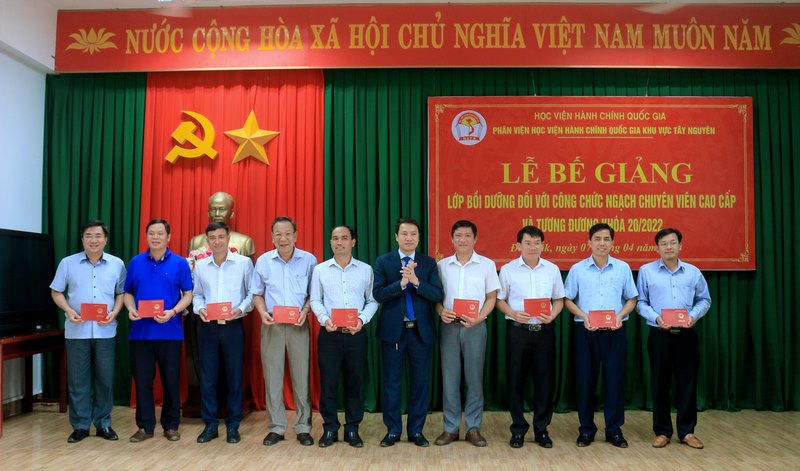 TS. Thiều Huy Thuật - Phó Giám đốc phụ trách Phân viện HVHCQG KV Tây Nguyên trao chứng chỉ cho các học viên.