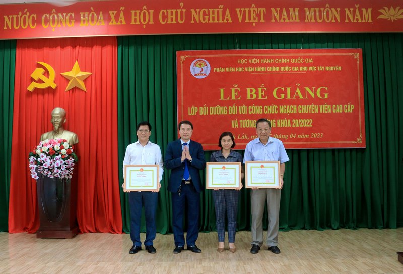 TS. Thiều Huy Thuật - Phó Giám đốc phụ trách Phân viện HVHCQG KV Tây Nguyên trao bằng khen cho các học viên có thành tích cao trong quá trình học tập.