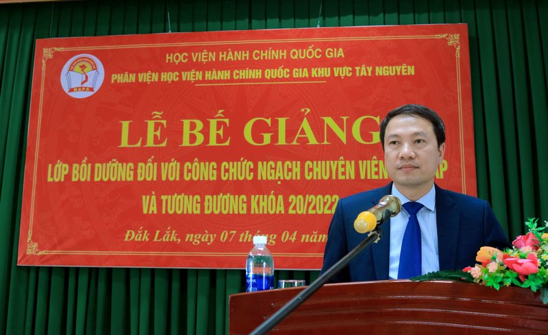 TS. Thiều Huy Thuật - Phó Giám đốc phụ trách Phân viện HVHCQG KV Tây Nguyên phát biểu bế giảng lớp học