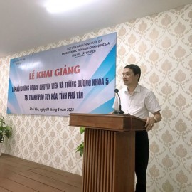 TS. Thiều Huy Thuật - Phó Giám đốc phụ trách Phân viện Học viện Hành chính Quốc gia khu vực Tây Nguyên phát biểu khai giảng lớp học.