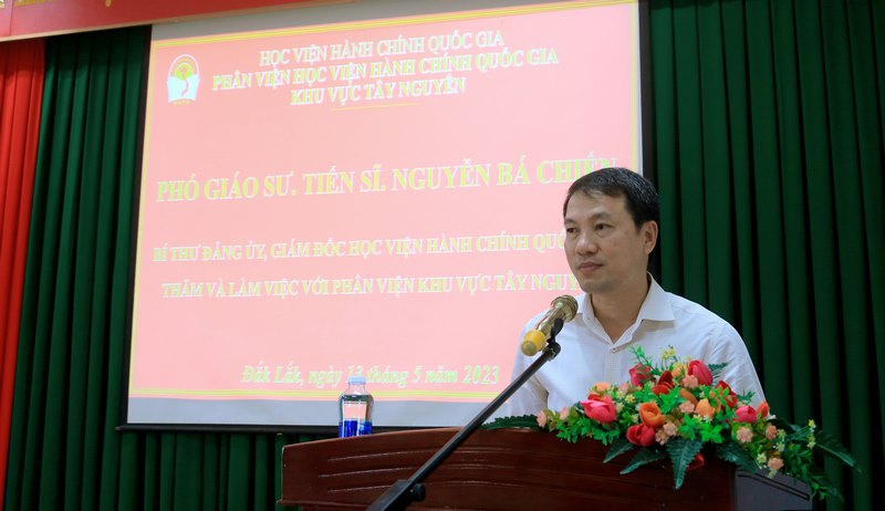 TS. Thiều Huy Thuật - Phó Giám đốc phụ trách Phân viện Học viện Hành chính Quốc gia khu vực Tây Nguyên trình bày báo cáo tại buổi làm việc.