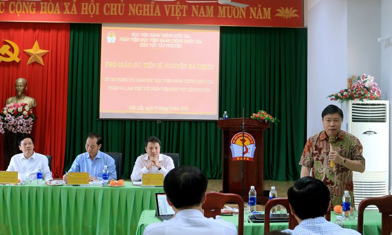 PGS.TS. Nguyễn Văn Hậu - Chánh Văn phòng Học viện phát biểu tại buổi làm việc.