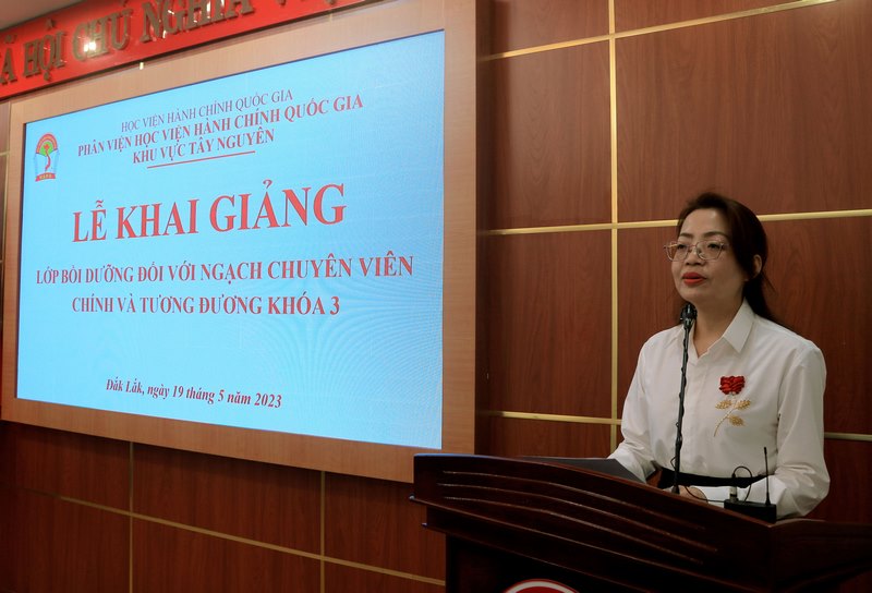 ThS. Lê Kim Loan - Phó trưởng phòng Quản lý ĐT,BD công bố Quyết định mở lớp