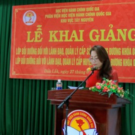 ThS. Lê Kim Loan - Phó trưởng phòng quản lý ĐT&BD thông qua các Quyết định liên quan đến lớp học.