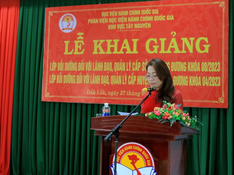 ThS. Lê Kim Loan - Phó trưởng phòng quản lý ĐT&BD thông qua các Quyết định liên quan đến lớp học.