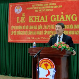 TS. Thiều Huy Thuật - Phó Giám đốc phụ trách Phân viện HVHCQG KV Tây Nguyên phát biểu khai giảng lớp học.