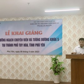 ThS. Nguyễn Tiến Dũng - Phòng Quản lý ĐT,BD công bố Quyết định mở lớp.