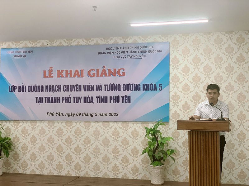 ThS. Nguyễn Tiến Dũng - Phòng Quản lý ĐT,BD công bố Quyết định mở lớp.