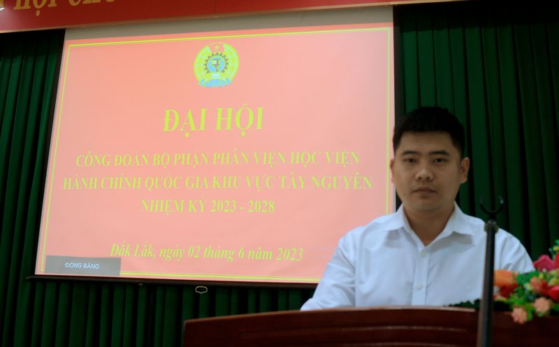 ThS. Nguyễn Tiến Dũng - Phòng Quản lý ĐT&BD điều hành phần chào cờ, tuyên bố lí do, giới thiệu đại biểu.