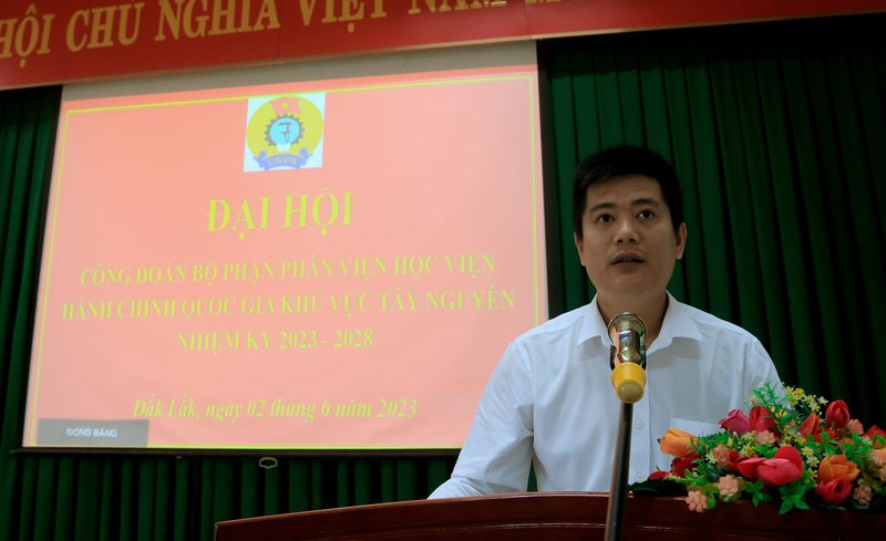 ThS. Nguyễn Phúc Hải, Phó trưởng phòng Quản lý khoa học, khảo thí và thư viện thông qua chương trình Đại hội.