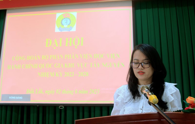 ThS. Nguyễn Thị Thùy Mai - Bí thư Đoàn Thanh niên Phân viện trình bày tham luận tại Đại hội.