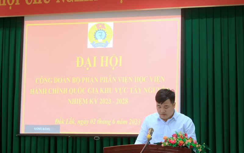 CN. Phạm Thanh Hà - Phòng Quản lý ĐT&BD trình bày tham luận tại Đại hội.