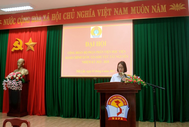 ThS. Nguyễn Thị Ngọc ,đại diện đoàn thư ký trình bày dự thảo Nghị quyết Đại hội