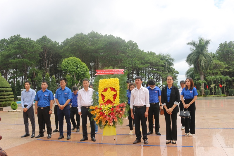 Đoàn đại biểu viếng nghĩa trang Liệt sĩ tỉnh Đắk Lắk