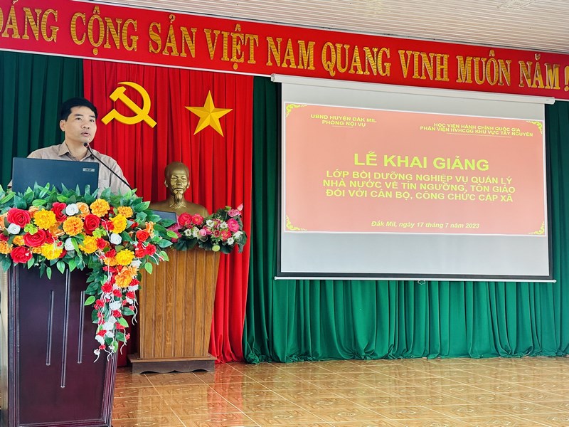 Đồng chí Nguyễn Thành Nam - Huyện ủy viên, Trưởng phòng nội vụ huyện Đắk Mil phát biểu tại buổi Lễ