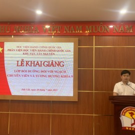 ThS. Nguyễn Tiến Dũng - Chuyên viên Phòng quản lý đào tạo và bồi dưỡng công bố quyết định mở lớp.