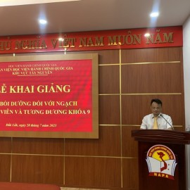 Ông Hồ Trung Kiên - Phó trưởng phòng nội vụ thành phố Buôn Ma Thuột, đại diện lãnh đạo địa phương phát biểu.