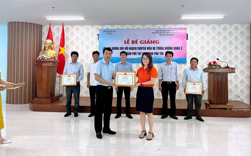 TS. Thiều Huy Thuật - Phó giám đốc phụ trách Phân viện HVHCQG KV Tây Nguyên trao bằng khen cho các học viên