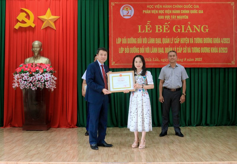 TS. Thiều Huy Thuật - Phó giám đốc phụ trách Phân viện HVHCQG KV Tây Nguyên trao bằng khen cho các học viên.