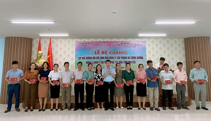 TS. Thiều Huy Thuật - Phó giám đốc phụ trách Phân viện HVHCQG KV Tây Nguyên trao chứng chỉ cho các học viên