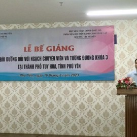 TS. Thiều Huy Thuật - Phó Giám đốc phụ trách Phân viện HVHCQG KV Tây Nguyên phát biểu bế giảng lớp học.