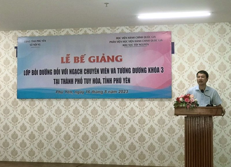 TS. Thiều Huy Thuật - Phó Giám đốc phụ trách Phân viện HVHCQG KV Tây Nguyên phát biểu bế giảng lớp học.
