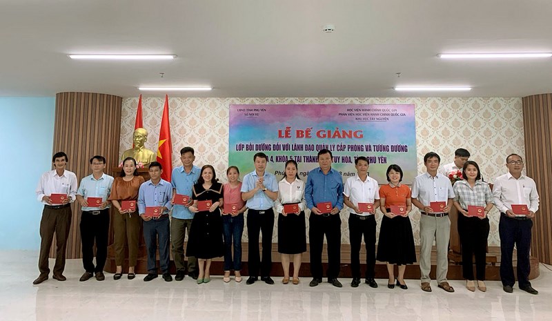 TS. Thiều Huy Thuật - Phó giám đốc phụ trách Phân viện HVHCQG KV Tây Nguyên trao chứng chỉ cho các học viên