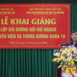 Ông Hoàng Mạnh Hùng - Phó giám đốc Sở Nội vụ tỉnh Đắk Lắk phát biểu tại lớp học