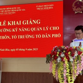 Ông Trần Tấn Đạt - Trưởng phòng Nội vụ thị xã phát biểu tại buổi Lễ