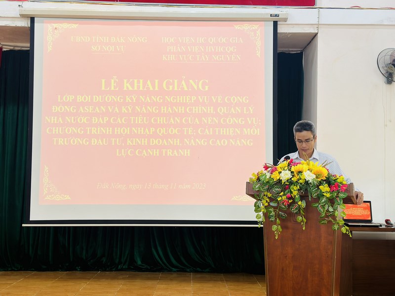 Ông Bùi Hiếu - Phó giám đốc Sở Nội vụ tỉnh Đắk Nông phát biểu khai giảng lớp học