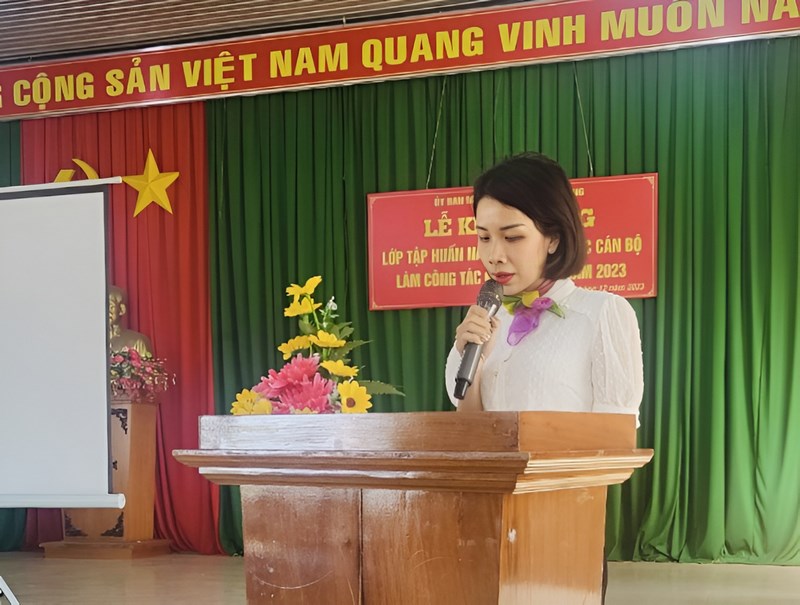 ThS. Nguyễn Thu Hương - Phòng Quản lý đào tạo và bồi dưỡng công bố Quyết định mở lớp