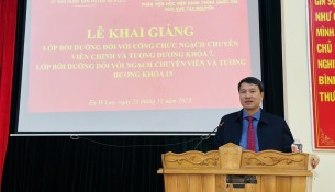 TS. Thiều Huy Thuật - Phó giám đốc phụ trách Phân viện HVHCQG KV Tây Nguyên phát biểu khai giảng lớp học