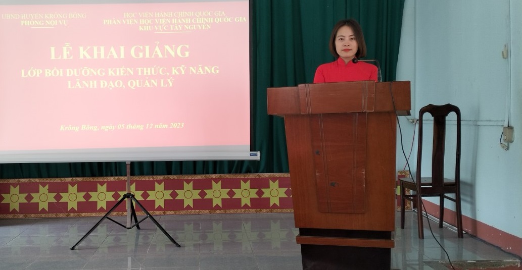 ThS. Hồ Thị Huyền Trang - Phòng Quản lý đào tạo và bồi dưỡng; Phân viện Tây Nguyên công bố quyết định mở lớp.