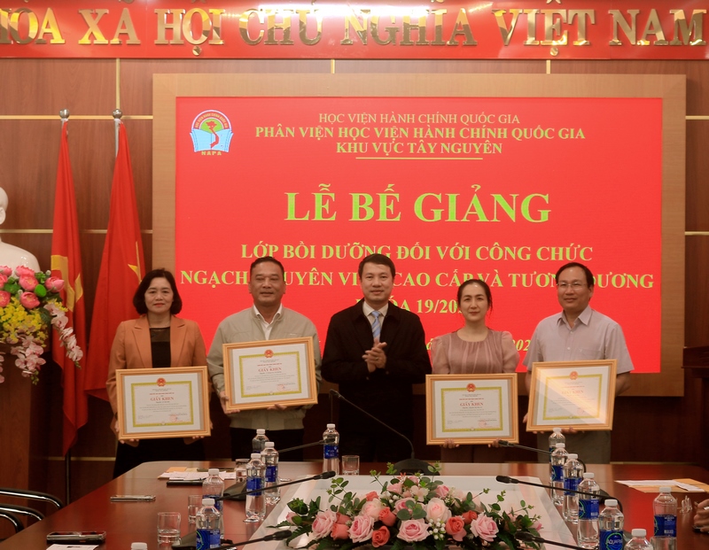 TS. Thiều Huy Thuật - Phó giám đốc phụ trách Phân viện HVHCQG KV Tây Nguyên trao bằng khen cho các học viên có thành tích cao trong quá trình học tập