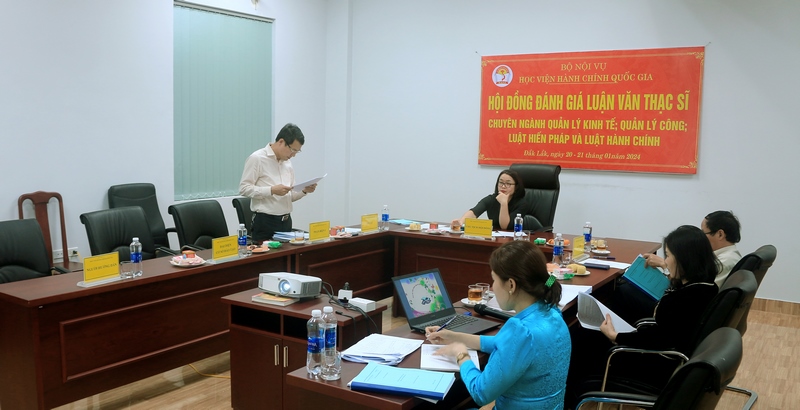 TS. Thiều Huy Thuật - Phó giám đốc phụ trách Phân viện nhận xét luận văn của Học viên