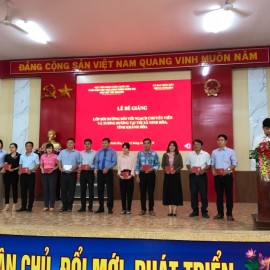 Trần Tấn Đạt, Thị ủy viên, Trưởng phòng Nội vụ thị xã Ninh Hòa trao chứng chỉ cho các học viên hoàn thành khóa học