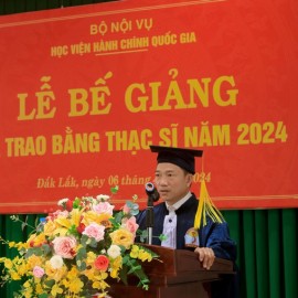 Tân Thạc sĩ Bùi Thanh Gấm, lớp Thạc sĩ Quản lý công HC26.TN3 đại diện học viên phát biểu tri ân.
