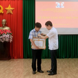 Đồng chí Thiều Huy Thuật, Phó Bí thư Chi bộ, Quyền giám đốc Phân hiệu trao tặng Huy hiệu 30 năm tuổi Đảng cho đồng chí Phạm Ngọc Dũng.