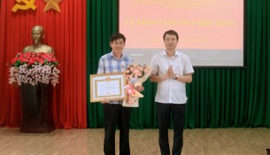 Đồng chí Thiều Huy Thuật, Phó Bí thư Chi bộ, Quyền giám đốc Phân hiệu trao tặng Huy hiệu 30 năm tuổi Đảng và tặng hoa chúc mừng đồng chí Phạm Ngọc Dũng.