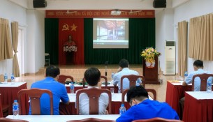 Công đoàn viên Phân viện theo dõi Phim tài liệu về hành trình cứu nước của Chủ tịch Hồ Chí Minh