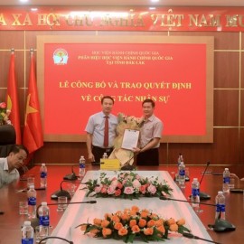 TS. Thiều Huy Thuật, Quyền Giám đốc Phân hiệu trao quyết định và tặng hoa chúc mừng ThS. Giang Việt Đại