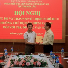 ThS. Phan Xuân Quý - Trưởng phòng Quản trị, Chủ tịch Công đoàn Bộ phận chúc mừng ThS. Dương Văn Ninh