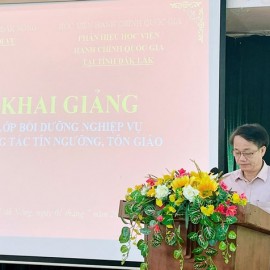 TS. Lê Văn Từ - Trưởng phòng Quản lý ĐT&BD, Phân hiệu HVHCQG tại tỉnh Đắk Lắk phát biểu khai giảng lớp học