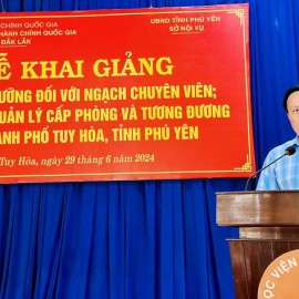 Ông Vũ Lê Các – Phó Giám đốc Sở Nội vụ tỉnh Phú Yên phát biểu chỉ đạo lớp học