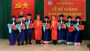 TS. Lại Đức Vượng Phó Giám đốc Học viện Hành chính Quốc gia và TS. Thiều Huy Thuật – Q. Giám đốc Phân hiệu Học viện Hành chính Quốc gia tại tỉnh Đắk Lắk trao bằng cho các Tân Thạc sĩ