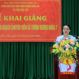 TS. Lê Văn Từ - Trưởng phòng Quản lý đào tạo và bồi dưỡng, Phân hiệu HVHCQG tại tỉnh Đắk Lắk công bố Quyết định mở lớp.